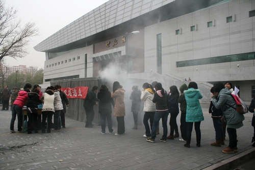 我校成功举行高层学生公寓消防应急疏散演习活动