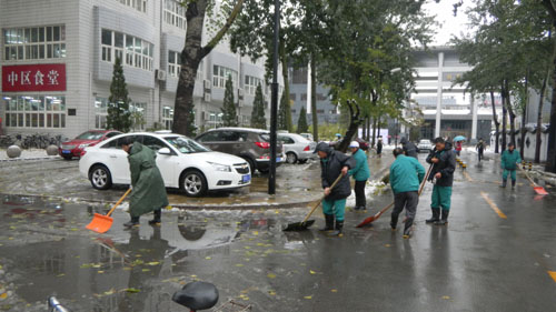 物业管理部及时扫雪确保校园道路畅通