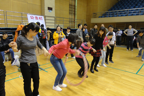 后勤集团各分会积极参加学校庆“三•八”趣味运动会