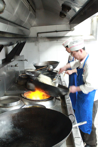 学生食堂多管齐下  持续提高餐饮服务质量