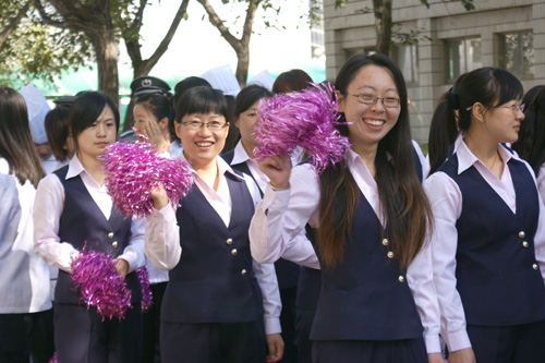 后勤员工精神抖擞迎校庆