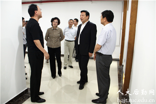 靳诺书记、陈雨露校长察看知行区大学生生活服务区及学生公寓