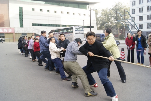 后勤集团举行2011年冬季拔河比赛