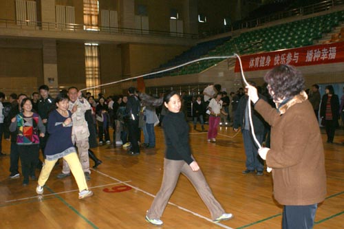 机关分会积极参加校“三八”节趣味运动会