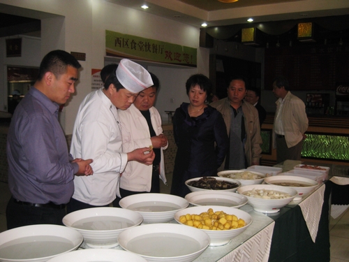 集团安全工作领导小组组长裴晟带队检查联营餐厅食品卫生安全工作