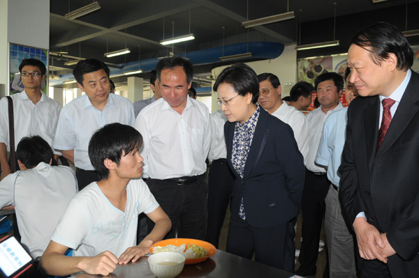 教育部副部长鲁昕检查安徽大学食堂工作 我校后勤集团黎玖高总经理陪同参观