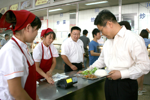 查显友副校长检查学生食堂迎新工作