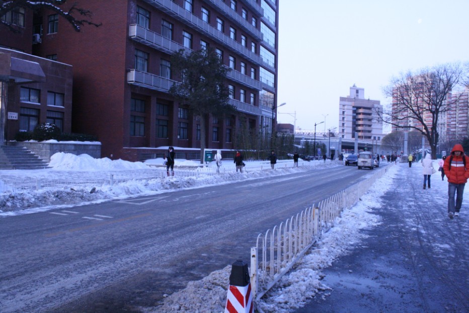 后勤集团未雨绸缪 积极应对暴风雪